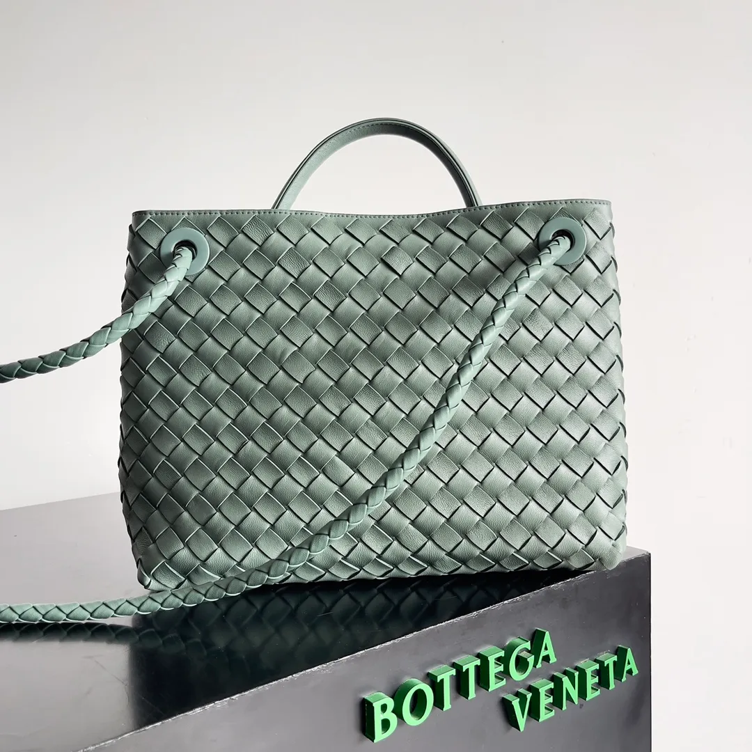 The 2023 new Andiamo batch of 2260 BV has been shipped‼ ️Really popular🔥The new Andiamo woven handbag launched by Bottega Veneta this season is really popular all over the world! ! Celebrities at home and abroad have worn it, and Oscar-winning actress Michelle Yeoh has taken it out on the street. Song Jia, Trai Yara, Yu Feihong, Sanji Ayaka, Rosie Hunting-Whiteley, Yoshioka Riho, etc. have all picked up this bag. It is classic and versatile, showing off its temperament, and the bag capacity is also large, which is very convenient for daily commuting! ! A variety of carrying methods, the shoulder straps can be adjusted by yourself, the original lambskin feels soft and delicate, and the unisex style breaks the gender boundaries and brings a more practical and long-lasting use experience. Andiamo, which has both elegant and casual styles, perfectly interprets the true appearance of "fashionable old money style". Style number: 743572 Size: 32*24*12